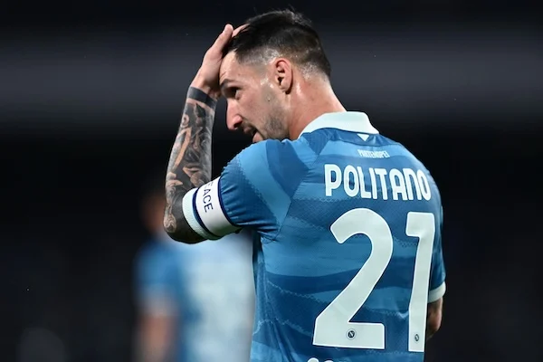 Napoli Cagliari mischia in campo, Politano e Makoumbou ammoniti Napoli Cagliari mischia in campo, Politano e Makoumbou ammoniti