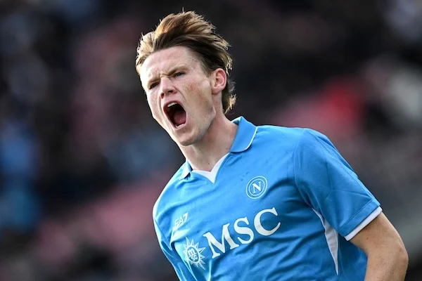 McTominay in campo per la rifinitura del Napoli, dovrebbe essere in campo questa sera McTominay in campo per la rifinitura del Napoli, dovrebbe essere in campo questa sera