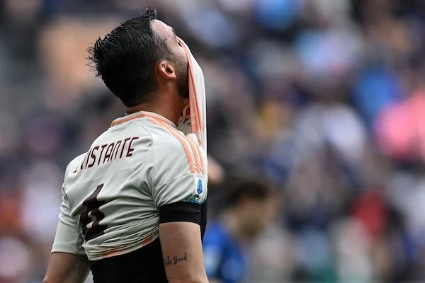 Bryan Cristante con la maglia della Roma in bocca
