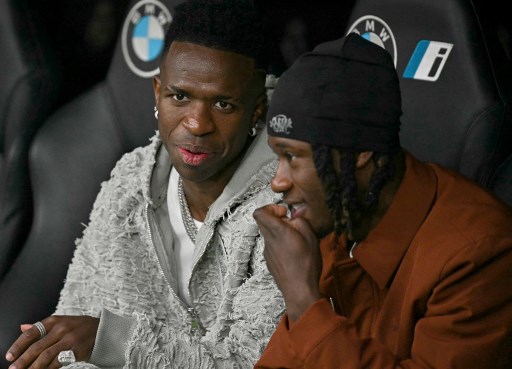 Perché Thuram indossa un divano? Come diamine si vestono i calciatori? (Faz) Perché Thuram indossa un divano? Come diamine si vestono i calciatori? (Faz)