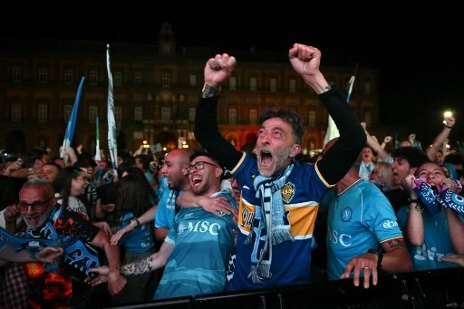 La festa dello scudetto del Napoli col bus scoperto non è per i tifosi, i tifosi lunedì alle 15 lavorano La festa dello scudetto del Napoli col bus scoperto non è per i tifosi, i tifosi lunedì alle 15 lavorano