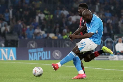 Mertens: «Lukaku è un professionista, invece di uscire lavorava a casa col fisioterapista» Mertens: «Lukaku è un professionista, invece di uscire lavorava a casa col fisioterapista»