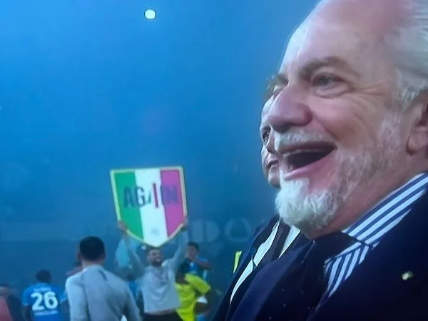 De Laurentiis sul futuro di Conte: «Gli allenatori non bisogna obbligarli anche se esistono contratti di ferro» De Laurentiis sul futuro di Conte: «Gli allenatori non bisogna obbligarli anche se esistono contratti di ferro»
