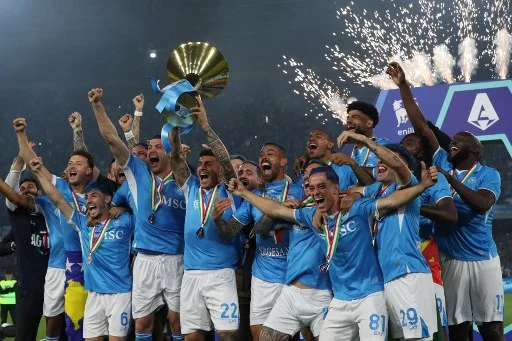 «Amore mio, da quando stiamo insieme questo è il secondo scudetto. Se mi sposi, puntiamo alla Champions» «Amore mio, da quando stiamo insieme questo è il secondo scudetto. Se mi sposi, puntiamo alla Champions»
