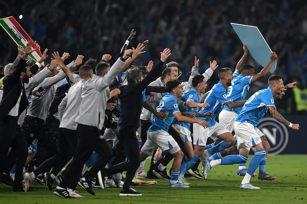 Scudetto Napoli, il telecronista inglese Kendrick si destreggia col napoletano: «Amm vinciut’!» (VIDEO) Scudetto Napoli, il telecronista inglese Kendrick si destreggia col napoletano: «Amm vinciut’!» (VIDEO)