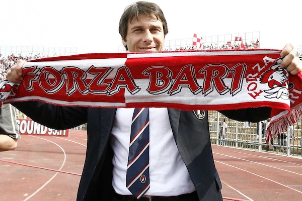 Lecce non ha dimenticato quando Conte scelse di allenare il Bari e vinse pure a Lecce 2 1 (Gazzetta) Lecce non ha dimenticato quando Conte scelse di allenare il Bari e vinse pure a Lecce 2 1 (Gazzetta)