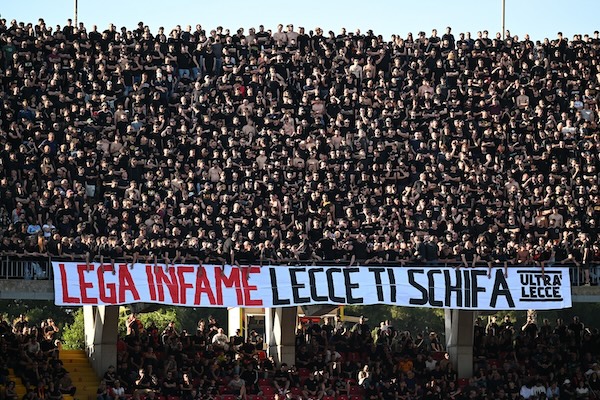 La vittoria del Napoli a Lecce tra petardi sul terreno di gioco e fuorigioco millimetrici La vittoria del Napoli a Lecce tra petardi sul terreno di gioco e fuorigioco millimetrici