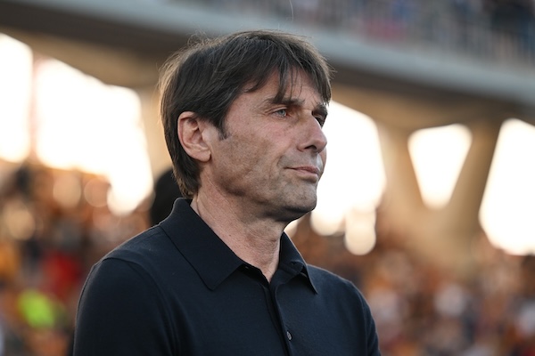 Napoli ai piedi di Conte il comandante che sta costruendo un’impresa di calcio Napoli ai piedi di Conte il comandante che sta costruendo un’impresa di calcio