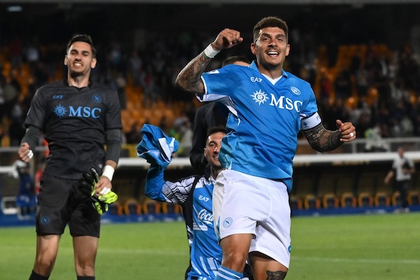 Pagelle – Di Lorenzo fa il rugbista, Rrahmani presidia la difesa: il calcio essenziale del Napoli di Conte Pagelle – Di Lorenzo fa il rugbista, Rrahmani presidia la difesa: il calcio essenziale del Napoli di Conte