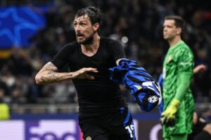 Acerbi è il nuovo Materazzi. La classe operaia porta l’Inter in finale di Champions: 4-3 al Barcellona item-thumbnail