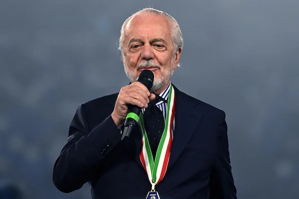 De Laurentiis: «Cosa c’era in quel bell’abbraccio con Conte? Il rispetto e il ringraziamento dovuto» De Laurentiis: «Cosa c’era in quel bell’abbraccio con Conte? Il rispetto e il ringraziamento dovuto»