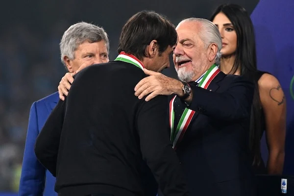 «Antonio, noi più che volerti bene non possiamo», tra De Laurentiis e Conte non sembra l’ultima cena «Antonio, noi più che volerti bene non possiamo», tra De Laurentiis e Conte non sembra l’ultima cena