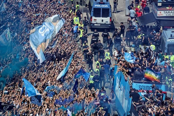 Pedullà: «La festa del Napoli non andava rovinata, che dovevano dire Oriali e Lukaku? salutare Conte?»