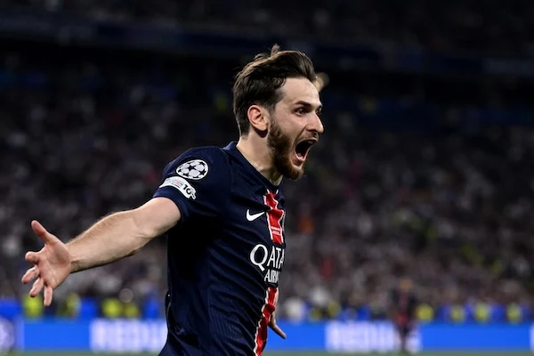 Kvaratskhelia il migliore in campo di Psg Atletico: generoso nei ripieghi in difesa e pericoloso in attacco (L’Equipe) Kvaratskhelia il migliore in campo di Psg Atletico: generoso nei ripieghi in difesa e pericoloso in attacco (L’Equipe)