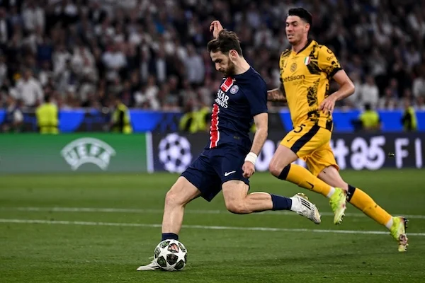 Kvaratskhelia è rimasto un giocatore umile, Conte lo ha aiutato ad arrivare al meglio al Psg (L’Equipe)