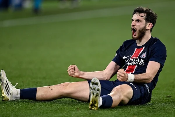 kvaratskhelia è tra i sei indicati dal guardian per il pallone d oro ha portato il psg a un livello superiore