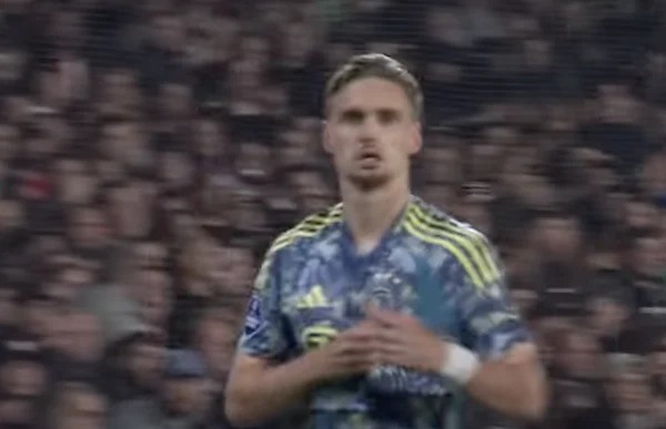 Di Marzio: Il Napoli su Kenneth Taylor dell’Ajax. Il prezzo è di 25 30 milioni Di Marzio: Il Napoli su Kenneth Taylor dell’Ajax. Il prezzo è di 25 30 milioni