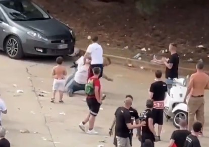 Il video terribile del tifoso pestato dagli ultras del Bari davanti al figlio Il video terribile del tifoso pestato dagli ultras del Bari davanti al figlio