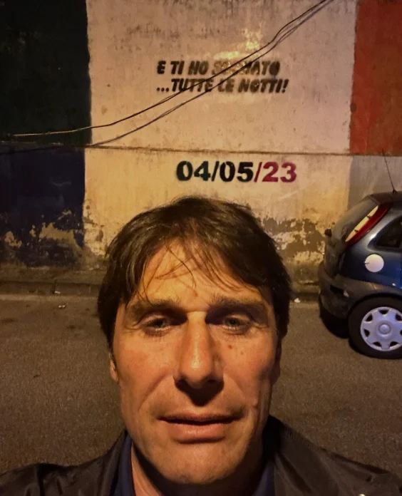 Conte festeggia lo scudetto con un selfie: “e ti ho sognato… tutte le notti” Conte festeggia lo scudetto con un selfie: “e ti ho sognato… tutte le notti”