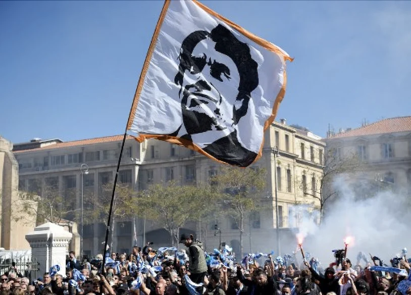 Tapie per sempre, al Velodrome di Marsiglia inaugurano la statua a lui dedicata Tapie per sempre, al Velodrome di Marsiglia inaugurano la statua a lui dedicata