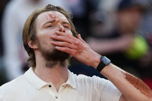 bublik anche gli ufo piangono parigi si è innamorata del lunatico che si è messo a giocare a tennis
