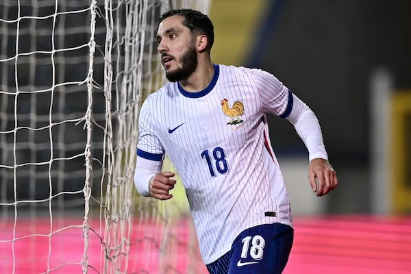 Cherki: «oggi il calcio è meno divertente, non si dribbla più, si rischia pochissimo» Cherki: «oggi il calcio è meno divertente, non si dribbla più, si rischia pochissimo»