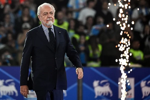 La forza del Napoli è anche quella di sottrarsi ad aste create ad hoc perché il club ha soldi e tanti La forza del Napoli è anche quella di sottrarsi ad aste create ad hoc perché il club ha soldi e tanti