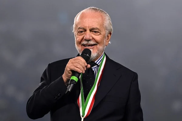 La lectio di De Laurentiis sul giornalismo è la foto dei nuovi padrini del calcio: macchiette&potere (Francesco Merlo) La lectio di De Laurentiis sul giornalismo è la foto dei nuovi padrini del calcio: macchiette&potere (Francesco Merlo)