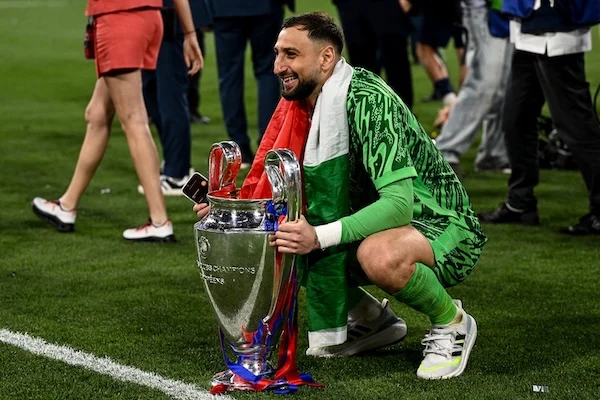 Donnarumma, Raiola: «Non ho mai parlato con Manna di un trasferimento al Napoli, è pura fantasia» Donnarumma, Raiola: «Non ho mai parlato con Manna di un trasferimento al Napoli, è pura fantasia»