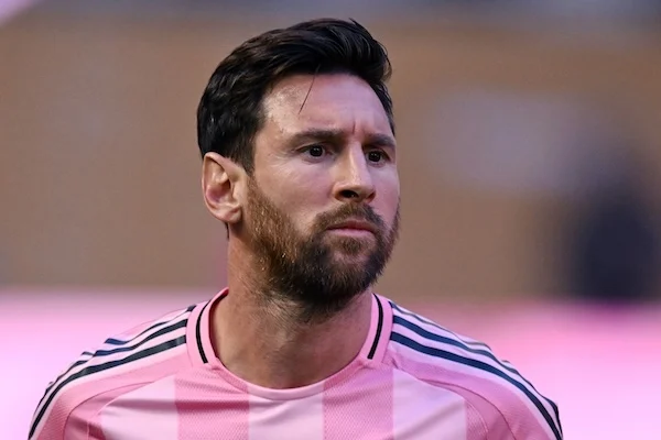 addio messi bravo ragazzo ora litiga con gli arbitri manda a quel paese compagni e avversari l8217equipe