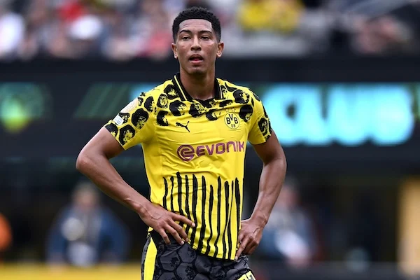 Scontro tra il padre di Bellingham e il direttore sportivo del Dortmund dopo la sostituzione