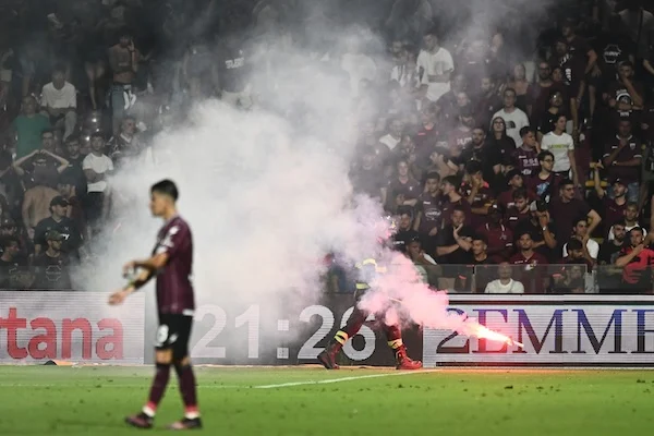Salernitana, non solo lo 0 3 a tavolino: rischia mesi di porte chiuse o di giocare lontana dall’Arechi Salernitana, non solo lo 0 3 a tavolino: rischia mesi di porte chiuse o di giocare lontana dall’Arechi