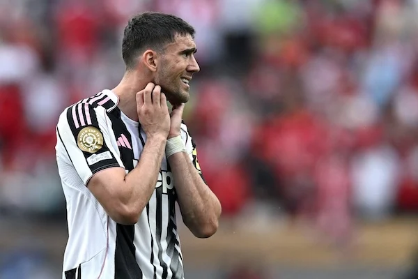 Vlahovic mette il like a Bellingham che celebra la vittoria del Real sulla Juve, i tifosi lo insultano