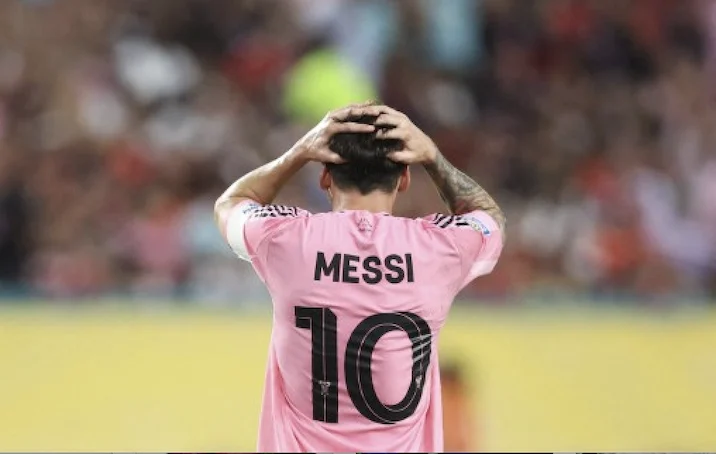 Messi ridotto così sembra Mozart con l’acufene, strumento di potere nelle mani di Infantino (Guardian) Messi ridotto così sembra Mozart con l’acufene, strumento di potere nelle mani di Infantino (Guardian)