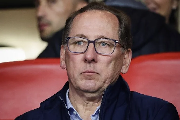 Lione retrocesso in Ligue 2 per eccesso di debiti. Il cowboy Textor esce sconfitto, Al Khelaifi starà ridendo Lione retrocesso in Ligue 2 per eccesso di debiti. Il cowboy Textor esce sconfitto, Al Khelaifi starà ridendo