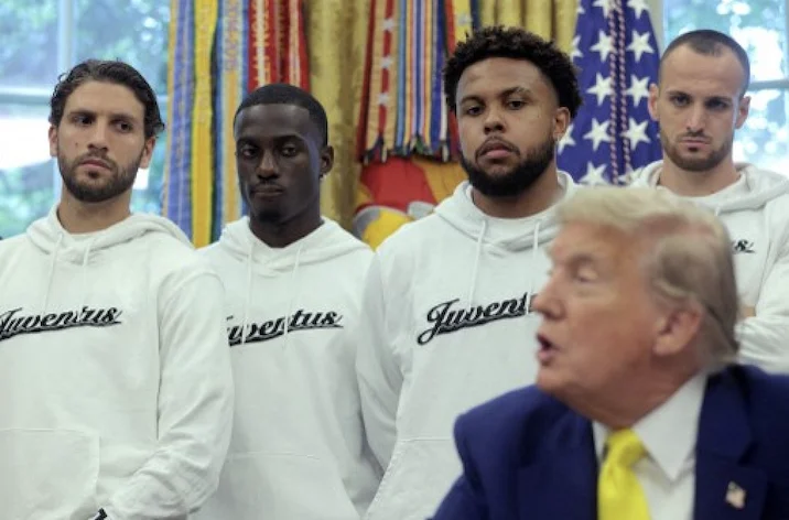 Juventus, sguardi perplessi e irritati di fronte a Trump. McKennie lo definì: «ignorante e razzista» Juventus, sguardi perplessi e irritati di fronte a Trump. McKennie lo definì: «ignorante e razzista»