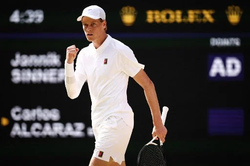 Sinner fa la storia a Wimbledon: «Ho usato la sconfitta di Parigi per vincere qui» Sinner fa la storia a Wimbledon: «Ho usato la sconfitta di Parigi per vincere qui»