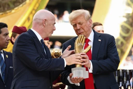 Trump si è tenuto il trofeo del Mondiale per Club, al Chelsea la Fifa ha rifilato una copia Trump si è tenuto il trofeo del Mondiale per Club, al Chelsea la Fifa ha rifilato una copia