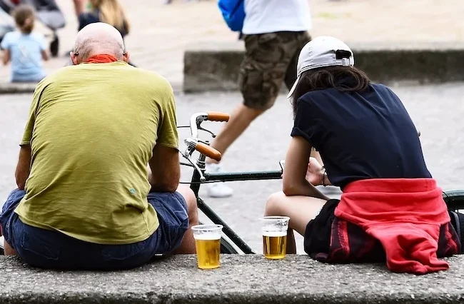 il nuovo lavoro di lugano raccogliere i bicchieri di plastica e intascare la cauzione di 2 euro li chiamano accattoni