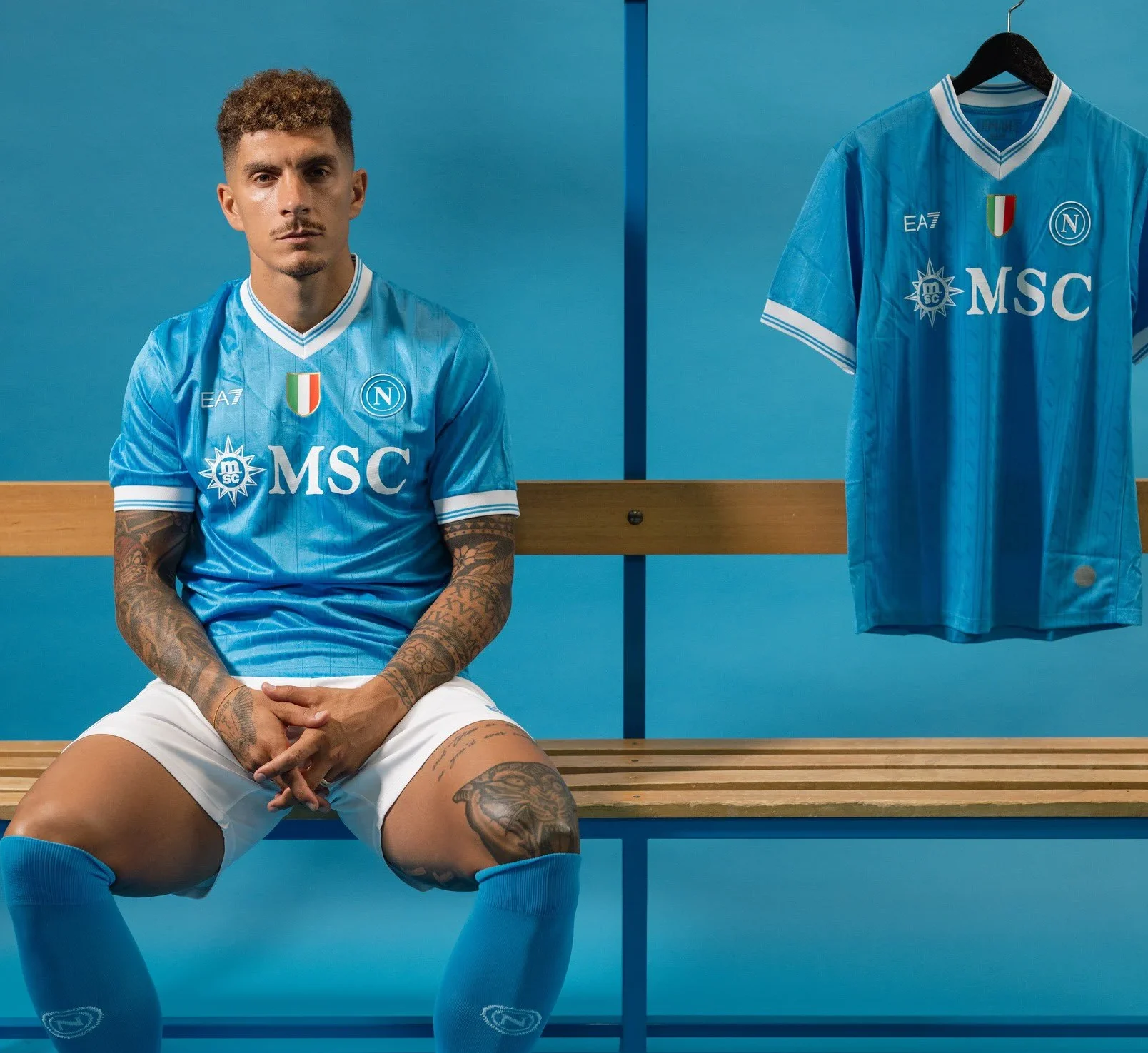 Il Napoli presenta la nuova maglia: “Napoli è viva. Ancora”