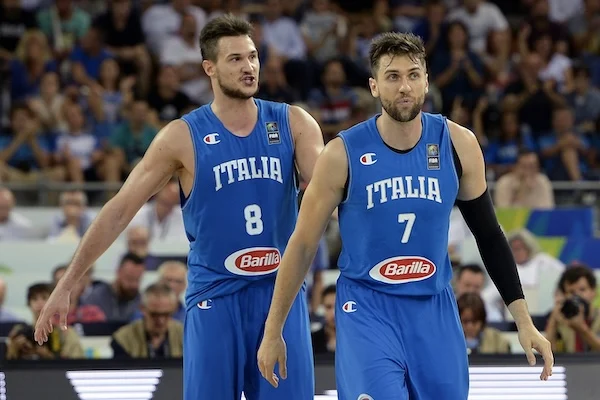 Bargnani e il basket: «In Italia non c’è la cultura del rispetto delle strutture. Lo scemo che spacca un ferro lo trovi sempre» Bargnani e il basket: «In Italia non c’è la cultura del rispetto delle strutture. Lo scemo che spacca un ferro lo trovi sempre»