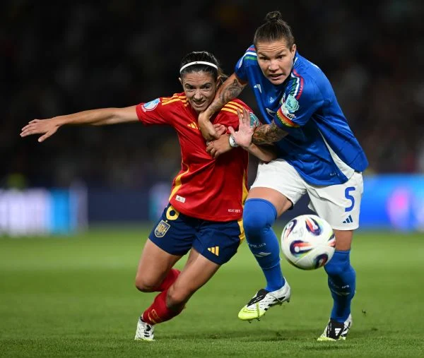 Un gesto storico dalla nazionale femminile: la capitana azzurra con la fascia arcobaleno Un gesto storico dalla nazionale femminile: la capitana azzurra con la fascia arcobaleno