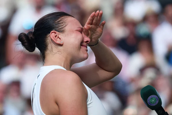 È stata la prima finale femminile senza contenuti tennistici, Anisimova riceveva applausi di compassione È stata la prima finale femminile senza contenuti tennistici, Anisimova riceveva applausi di compassione