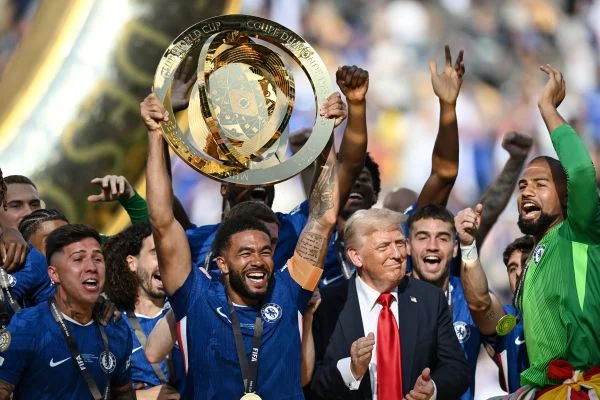 Trump in modalità “io il palchetto non lo lascio”: voleva alzare il trofeo del Mondiale per club insieme a James (Athletic) Trump in modalità “io il palchetto non lo lascio”: voleva alzare il trofeo del Mondiale per club insieme a James (Athletic)