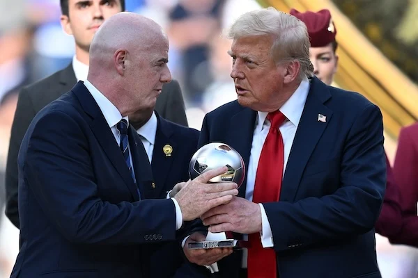 Infantino ha reso i Mondiali una sagra: al Chelsea ha persino consegnato una coppa taroccata (Il Giornale) Infantino ha reso i Mondiali una sagra: al Chelsea ha persino consegnato una coppa taroccata (Il Giornale)