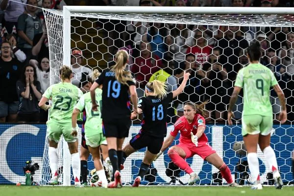 Ci pensa sempre Kelly, l’Inghilterra passa 2 1 contro l’Italia. Fino al 95esimo, le Azzurre erano in finale all’Europeo Ci pensa sempre Kelly, l’Inghilterra passa 2 1 contro l’Italia. Fino al 95esimo, le Azzurre erano in finale all’Europeo