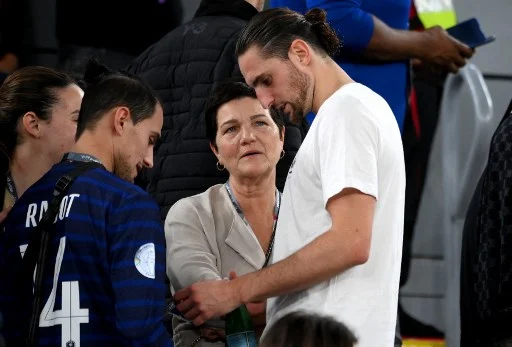 La madre di Rabiot: «il Marsiglia ci mostri le immagini di questa rissa tanto violenta, la verità è che è un pretesto»