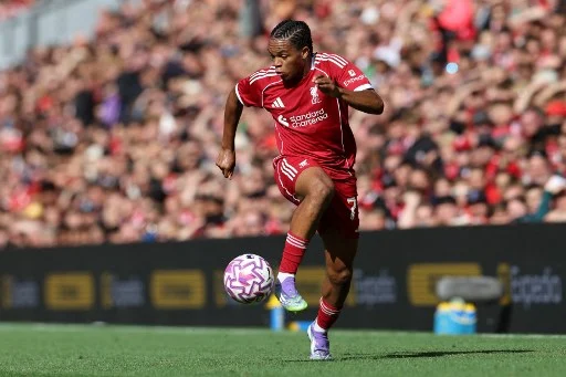 Il Liverpool spende 250 milioni di euro ma a salvarlo è Rio Ngumoha il 16enne che costa meno di 25mila sterline (Telegraph)