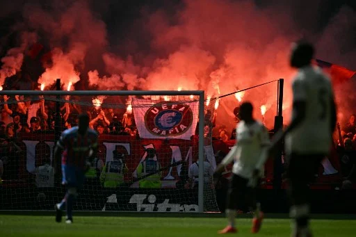 uefa mafia lo striscione dei tifosi del crystal palace contro la retrocessione in conference league marca