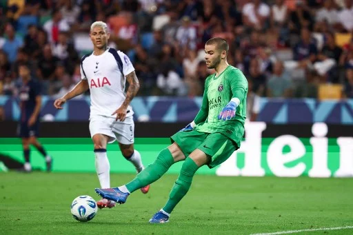 Chevalier ci ricorda che il portiere deve parare con le mani: esordisce con una papera (il Psg sta perdendo 2 0) Chevalier ci ricorda che il portiere deve parare con le mani: esordisce con una papera (il Psg sta perdendo 2 0)